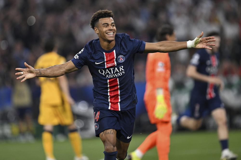 AC米兰主场气势如虹